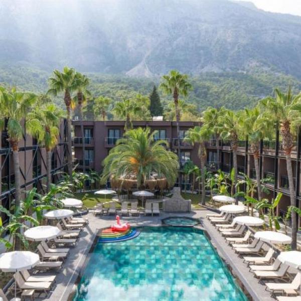 Kemer – pláže v objatí pohoria Taurus