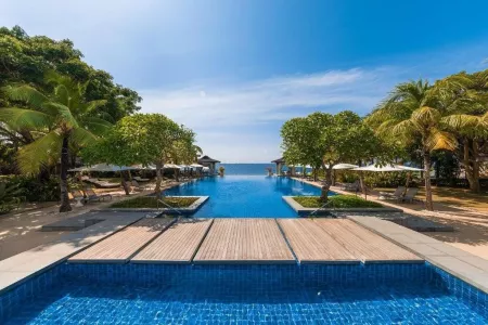 Crimson Resort & Spa Mactan