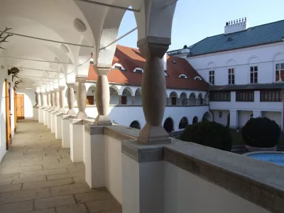 Topoľčianky- kaštieľ, žrebčín a zubria zvernica