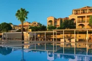 Hotel The Bay & Suites